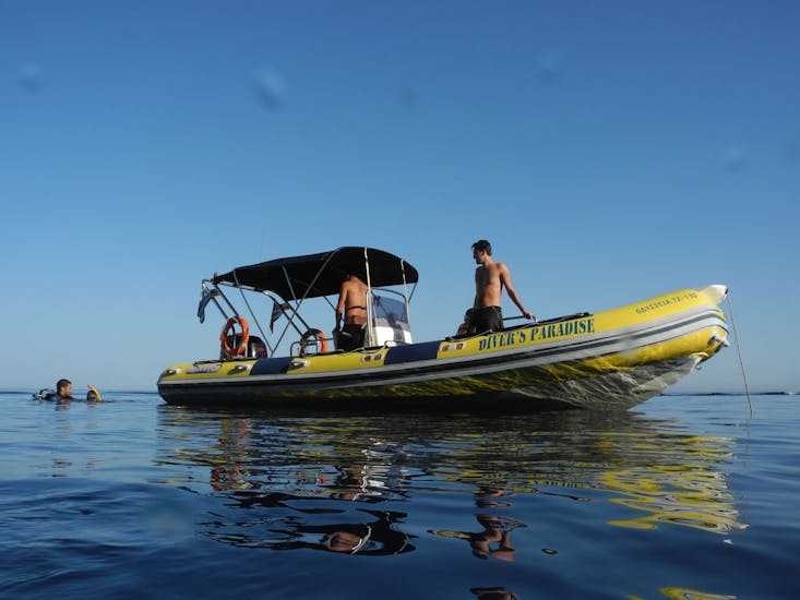 De boot met deelnemers gebruikt voor de snorkeltrips met Diver's Paradise op Zakynthos.