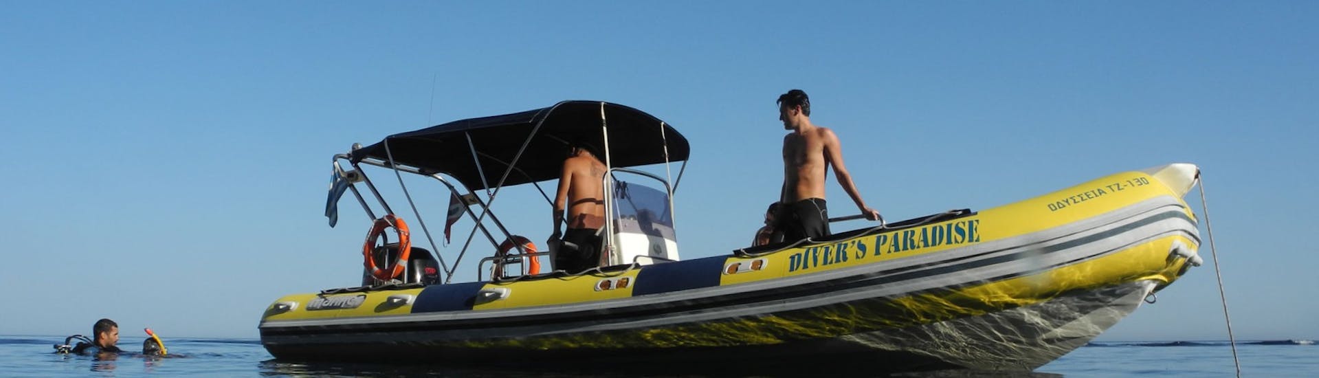 De boot met deelnemers gebruikt voor de snorkeltrips met Diver's Paradise op Zakynthos.