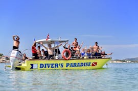 Una foto de un grupo de buceadores y personas haciendo esnórquel, en el barco utilizado para el viaje de buceo desde Zakynthos, con Diver's Paradise Zakynthos.