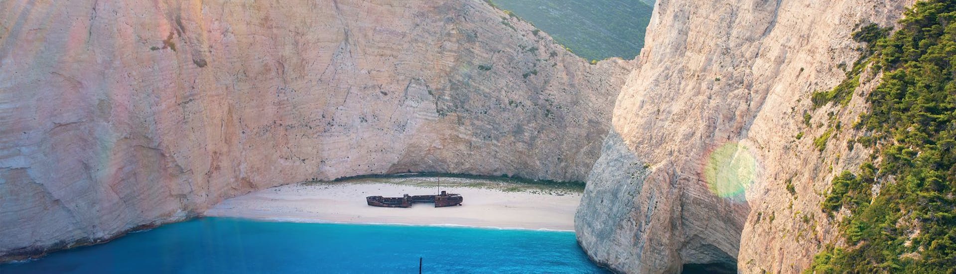 Imagen del famoso barco hundido en la playa del Navagio, accesbile con el alquiler de barco de Best of Zante