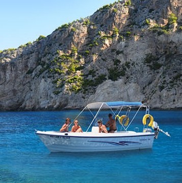 Imagen de una familia sonriendo en uno de los barcos alquilados a Best of Zante