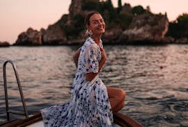 Foto di una ragazza sulla barca durante il Giro in barca da Taormina con aperitivo al tramonto con Boat Experience Taormina.