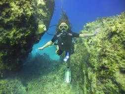 Een deelnemer aan een begeleide duik bij rotsformaties met Diver's Paradise in Zakynthos.