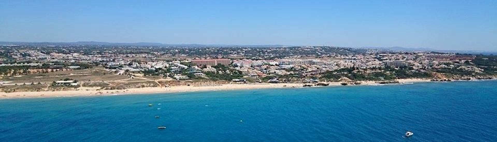 La costa del Algarve y la playa de Albufeira desde el cielo que los participantes pueden disfrutar durante el Kayak de Mar en la Playa de Galé en Albufeira con Nautifun Galé.