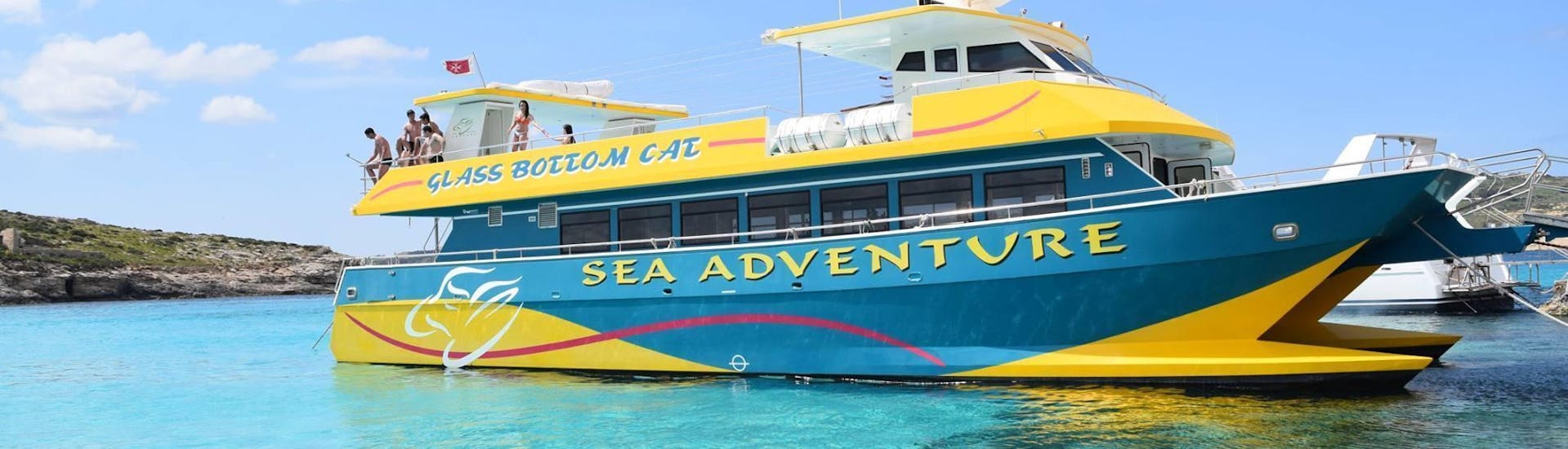 Vakantiegangers genieten van het uitzicht tijdens hun catamarantocht georganiseerd door Sea Adventure Excursions.