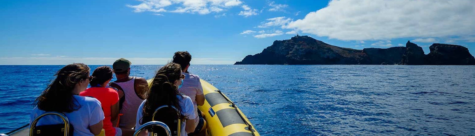 Personas a bordo de nuestra lancha durante unPaseo en barco en Caniçal con avistamiento de delfines y ballenas con Madeira Sea Emotions.