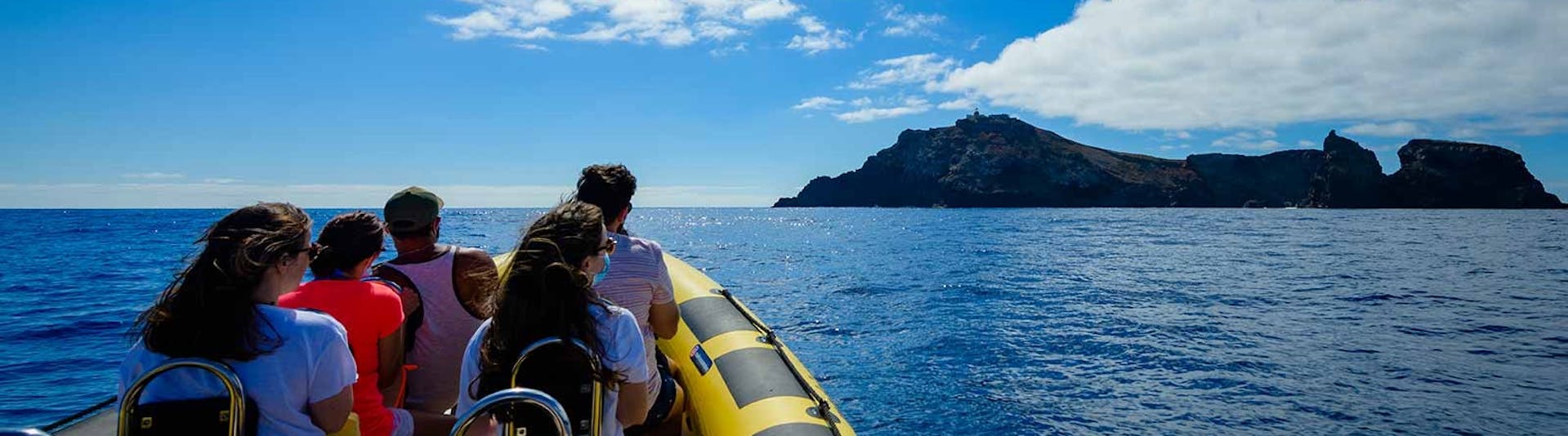 Gente en el mar durante un viaje en barco de Machico a Ponta de São Lourenço con Madeira Sea Emotions.