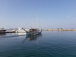 Le bateau de Mykonos Cruises dans le port peu après le départ de Balade en bateau à Delos et Rhenia depuis Mykonos avec Mykonos Cruises.