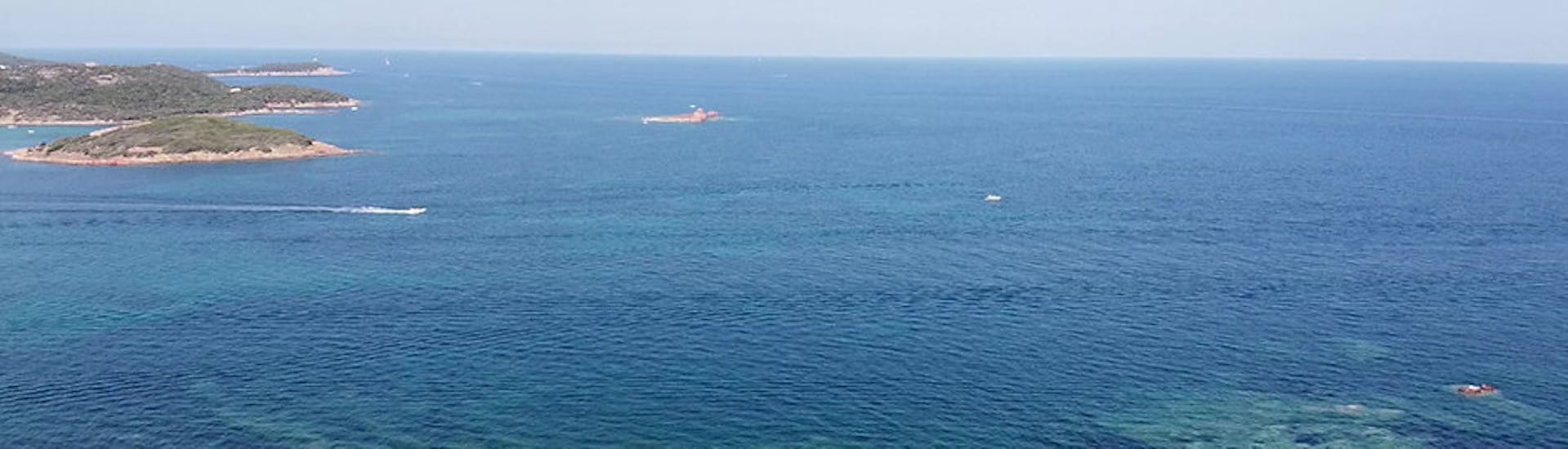 Personen, die eine private RIB-Bootstour nach Bonifacio von Porto-Vecchio aus mit Ulysse Promenade du Golfe Porto-Vecchio unternehmen.