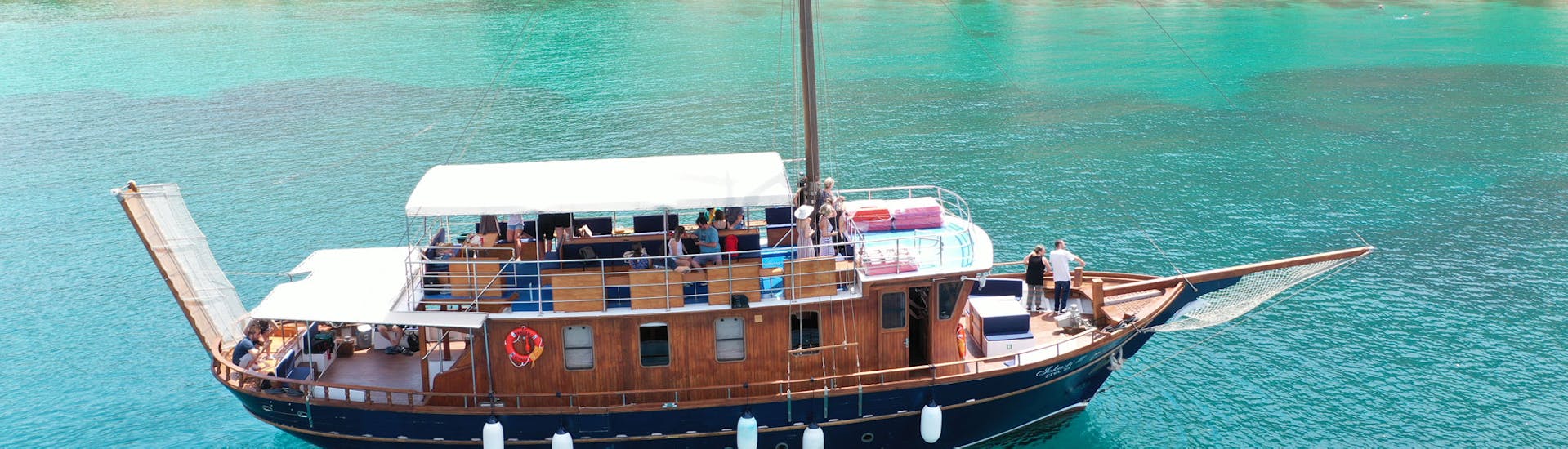 Zeilboottocht van Tourlos naar Paradise Beach met zwemmen met Mykonos Cruises.