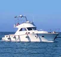 La nostra bellissima barca La Poderosa durante una gita in barca da Otranto lungo la costa salentina con aperitivo con Gluglù Salento.