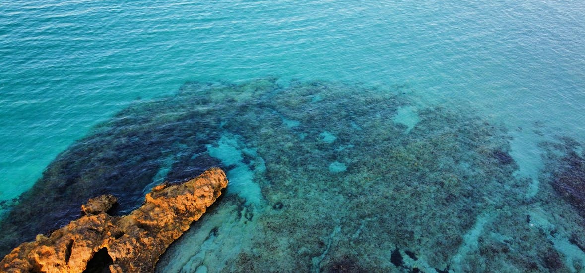Paesaggio marino visibile durante un giro in barca da Otranto lungo la costa salentina con aperitivo con Gluglù Salento.