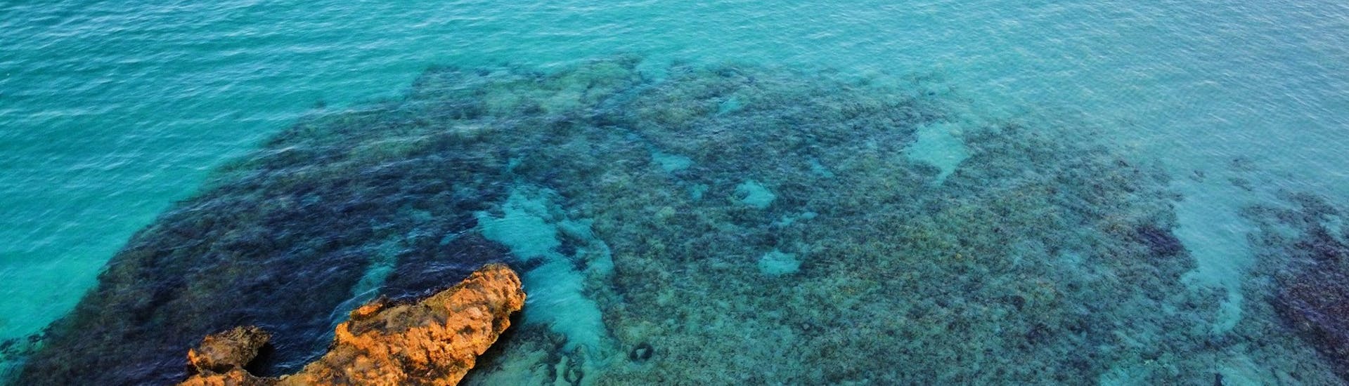 Paisaje marino visible durante un paseo en barco desde Otranto a lo largo de la costa de Salento con un aperitivo con Gluglù Salento.