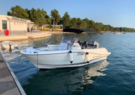 Das Motorboot am Hafen, das für den Bootsverleih in Pula und Medulin mit Zoom Boats Istria verwendet wird.