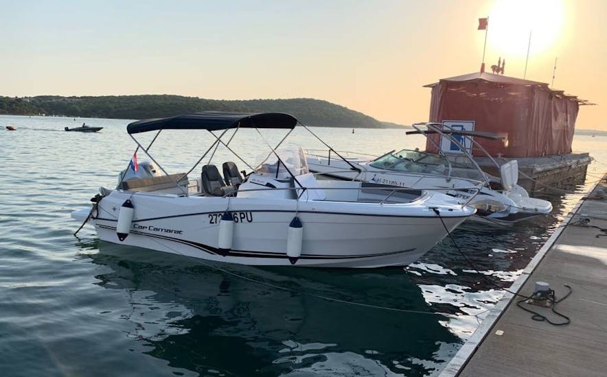 Das Motorboot am Hafen bei Sonnenuntergang, das für den Bootsverleih in Pula und Medulin mit Zoom Boats Istria verwendet wird.