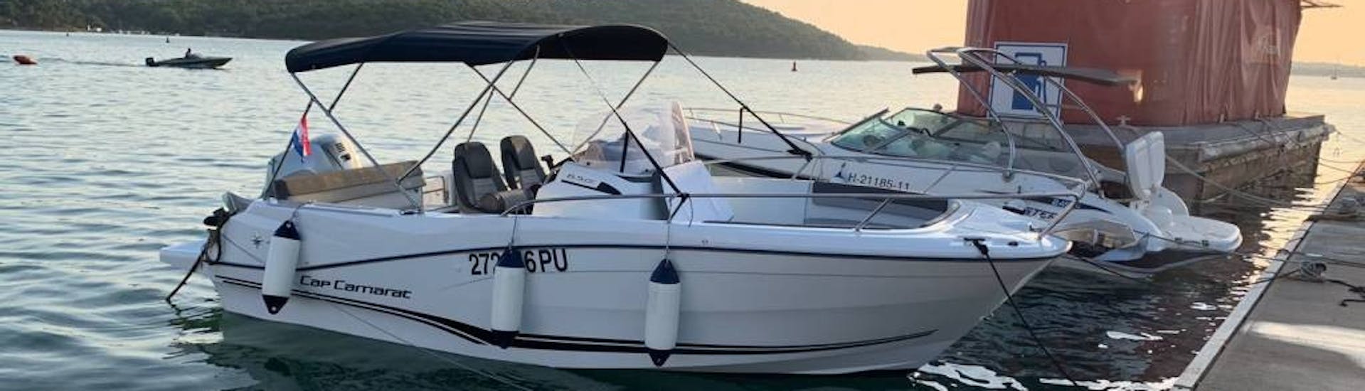 De motorboot in de haven bij zonsondergang gebruikt voor bootverhuur in Pula en Medulin met Zoom Boats Istria.