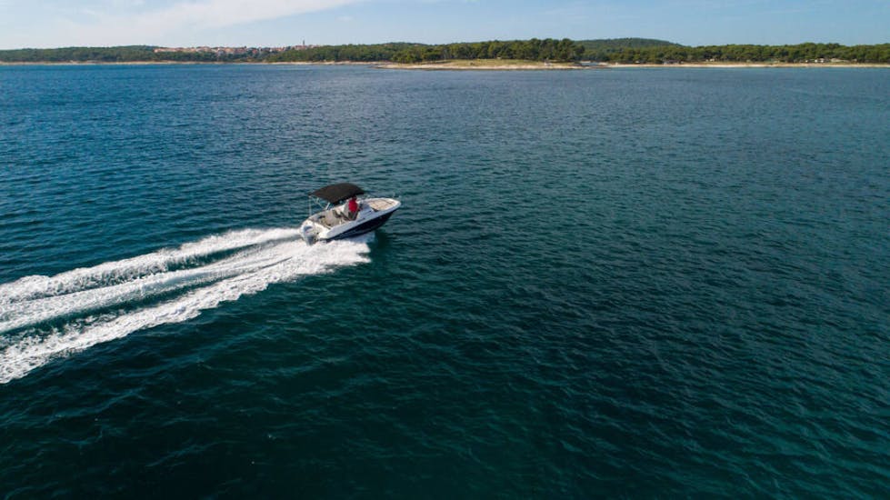 Paseos en barco por la costa, con el alquiler de barcos en Medulin (hasta 6 personas) con Zoom Boats Istria.