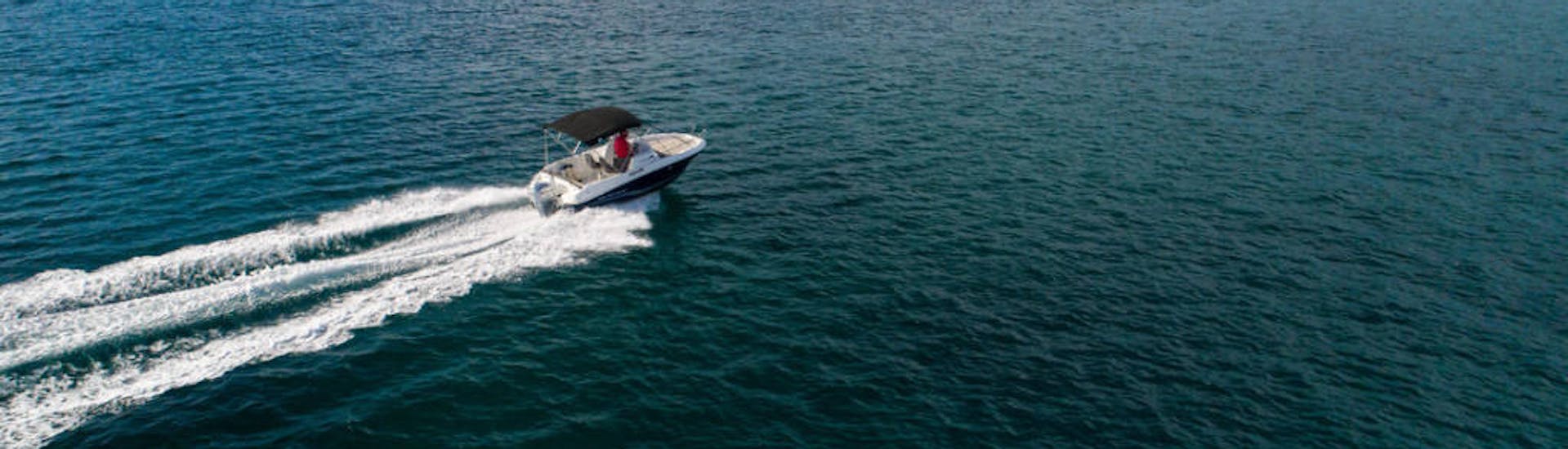 Balades en bateau le long de la côte pendant la location de bateau à Medulin (jusqu'à 6 personnes) avec Zoom Boats Istria.