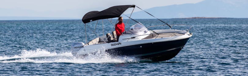 Een man op een motorboot vaart op de zee die gehuurd kan worden bij de bootverhuur in Medulin met Zoom Boats Istria.