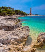 Photo de la mer et d'un phare sur la côte de Pula, que l'on peut visiter pendant la location de bateau à Pula (jusqu'à 10 personnes) avec Zoom Boats Istria.