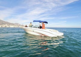 Un luxueux bateau SEA RAY SELECT 200 avec des participants faisant une halte lors d'une location de bateau à Marbella pour un maximum de 8 personnes avec le permis de Marbella Renting Boat.