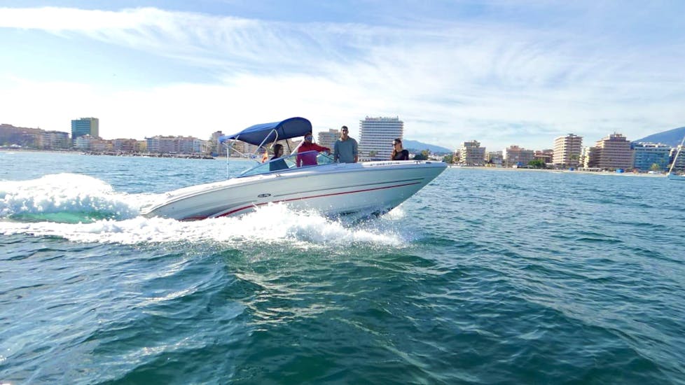 A luxurious SEA RAY SELECT 200 boat cruising along the Alboran Sea during a boat rental in Marbella for up to 8 people with licence with Marbella Renting Boat.