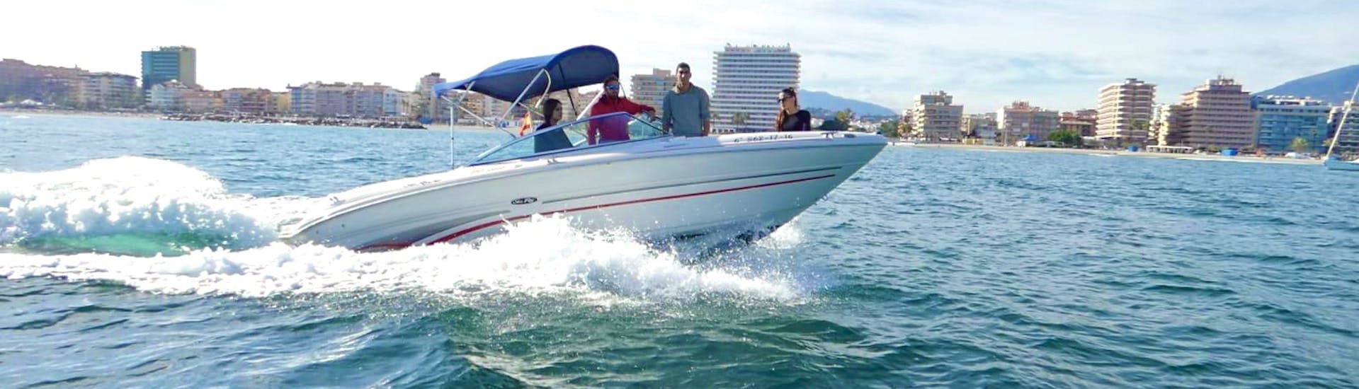 Un luxueux bateau SEA RAY SELECT 200 naviguant le long de la mer d'Alboran lors d'une location de bateau à Marbella pour un maximum de 8 personnes avec permis avec Marbella Renting Boat.