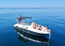 Eine Gruppe von Freunden macht einen Badestopp während einer Tour auf einem Luxusboot bei einem Bootsverleih in Marbella für bis zu 12 Personen mit Lizenz bei Marbella Renting Boat.