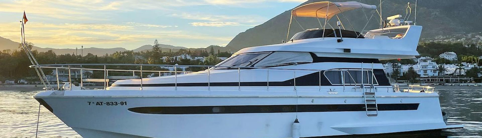 Le luxueux yacht ASTONDOA 50 GL, pendant un magnifique coucher de soleil lors d'une location de bateau tout compris à Marbella pour un maximum de 12 personnes avec Marbella Renting Boat.