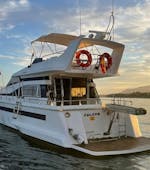 El lujoso yate ASTONDOA 50 GL, de pie durante una hermosa puesta de sol durante un alquiler de barco todo incluido en Marbella para hasta 12 personas con Marbella Renting Boat.
