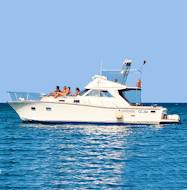 Unser elegantes und geräumiges Boot La Poderosa auf dem Meer bei einem Bootsverleih in Otranto für bis zu 8 Personen mit Gluglù Salento.