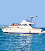 Nuestro elegante y espacioso barco La Poderosa en el mar con un alquiler de barcos en Otranto para un máximo de 8 personas con Gluglù Salento.