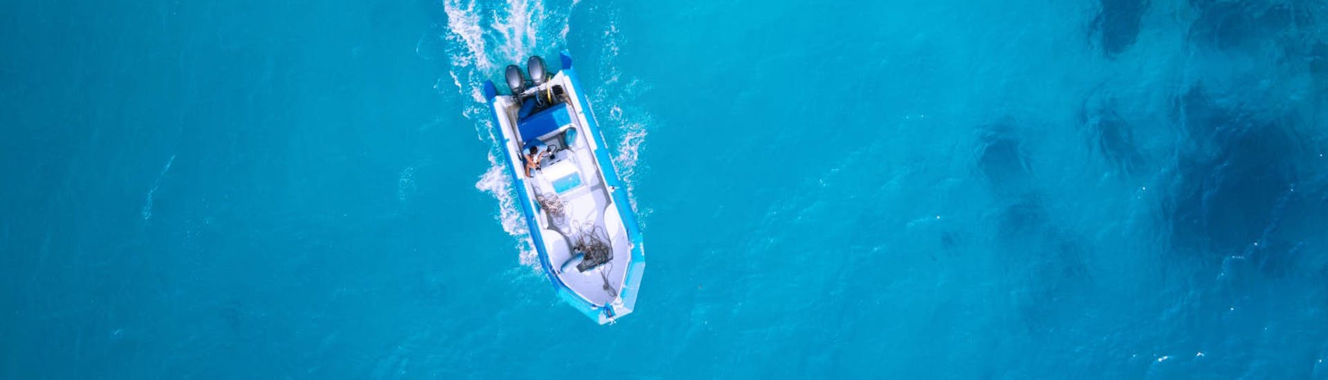 View of the boat from above, which can be rented from the boat rental mie Zoom Boats Istria.