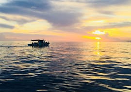 Blick auf das Meer bei Sonnenuntergang mit einem Boot von Nord Est La Spezia während der Bootstour nach Porto Venere und den Inseln mit Schnorcheln.