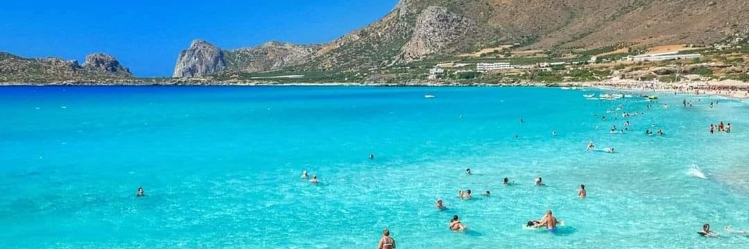 Mensen genieten van het water op het strand van Falasarna tijdens hun Privé-boottocht naar de Balos-lagune en het strand van Falasarna met Chania Balos Cruises.