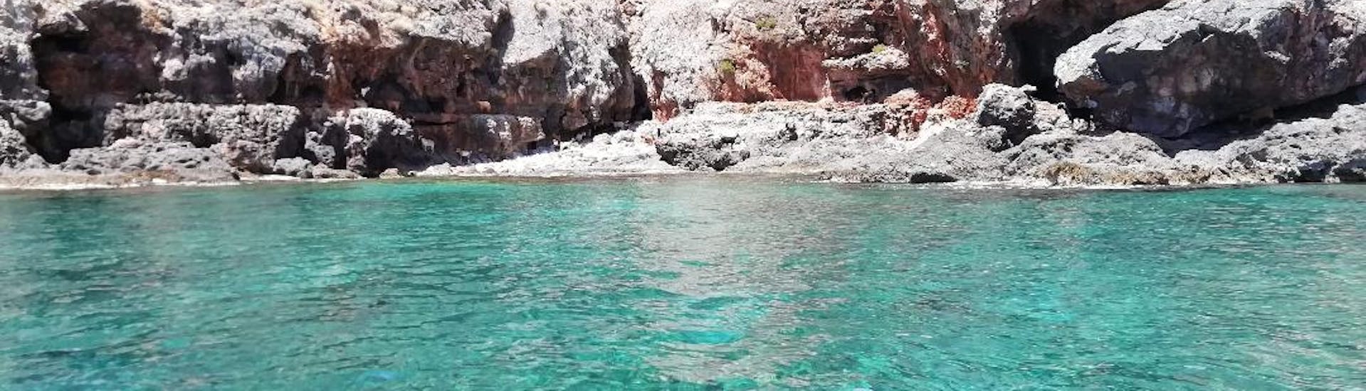 Die steinige Küste Antikythira, die man während der Private Bootstour zur Balos Lagune & Antikythira ab Kissamos mit Chania Balos Cruises sehen kann.
