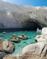 Gente relajándose en las rocas durante el viaje en barco privado a la laguna de Balos y Antikythira con Chania Balos Cruises.