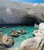 Persone che si rilassano sulle rocce durante la gita privata in barca alla laguna di Balos e Antikythira con Chania Balos Cruises.