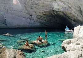 Mensen ontspannen op rotsen tijdens de Privé-boottocht naar de Balos-lagune en Antikythira met Chania Balos Cruises.