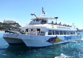 El barco usado durante un Paseo en catamarán a las islas Malgrats con baño con Cormoran Cruises Paguera.