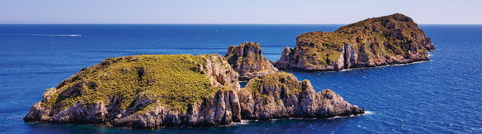 Vistas de las islas Malgrats durante un Paseo en catamarán a las islas Malgrats con baño con Cormoran Cruises Paguera.