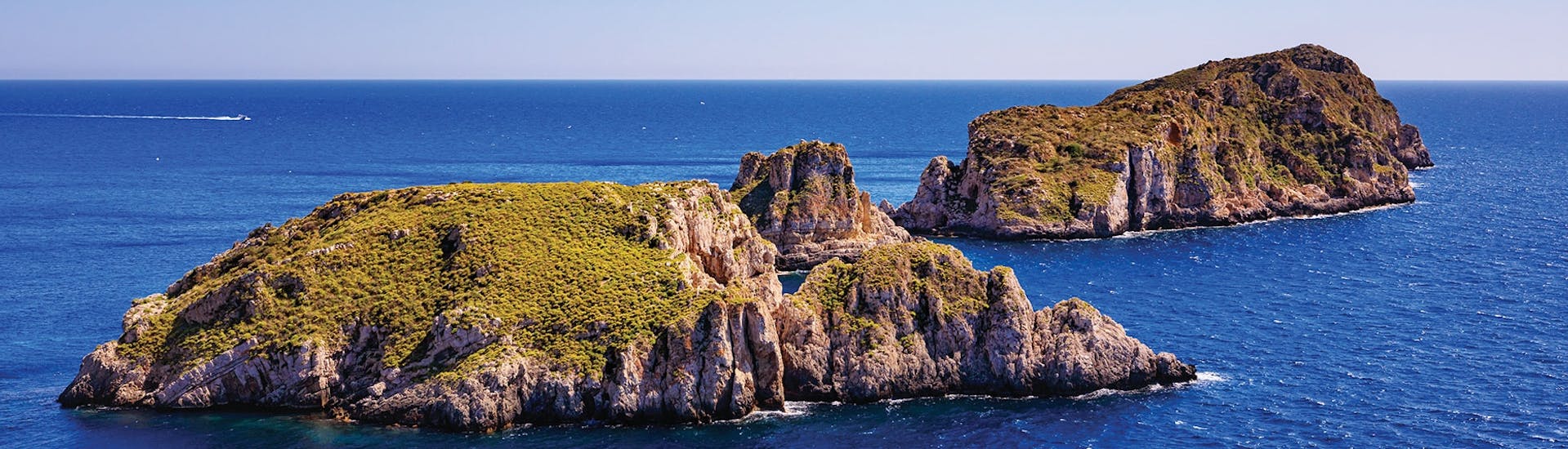 Vistas de las islas Malgrats durante un Paseo en catamarán a las islas Malgrats con baño con Cormoran Cruises Paguera.
