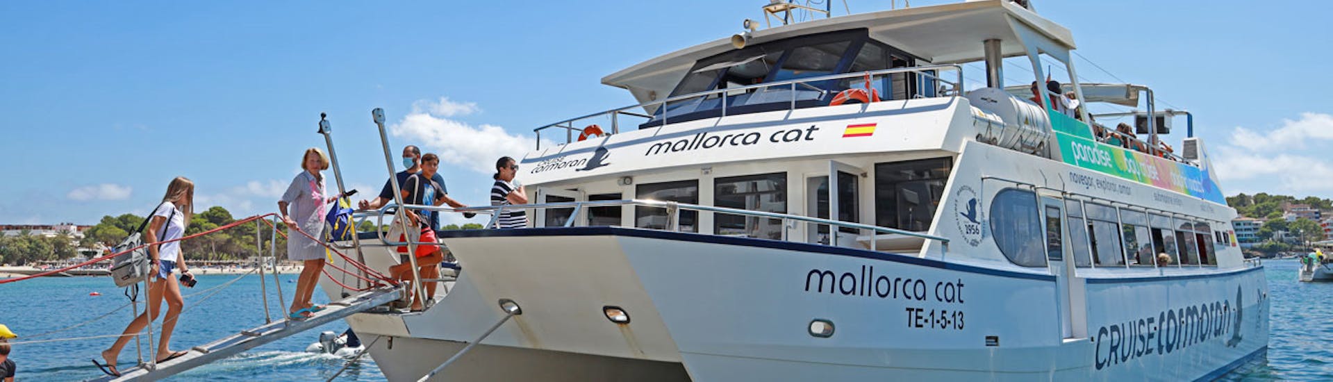 La gente entra en el barco y se prepara para el Paseo en catamarán a Port d'Andratx con baño con Cruises Cormoran Majorque.