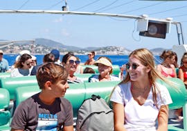 Dos niños charlan alegremente en el barco durante el Paseo en barco a las islas de Malgrats y Toro con Cruise Cormoran Majorque.