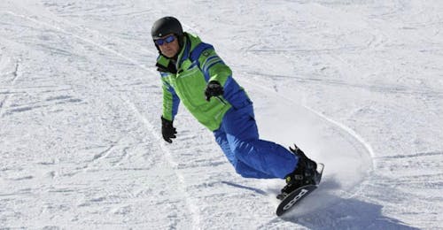 Lezioni private di snowboard per bambini e adulti di tutti i livelli con Skischule Alpinsport Obergurgl Un maestro privato di snowboard della scuola di sci Alpinsport Obergurgl mostra come fare una curva.