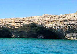 Blick auf ein Boot in einer Höhle während unserer Bootstour zu den Höhlen von Santa Maria di Leuca mit Schnorcheln.