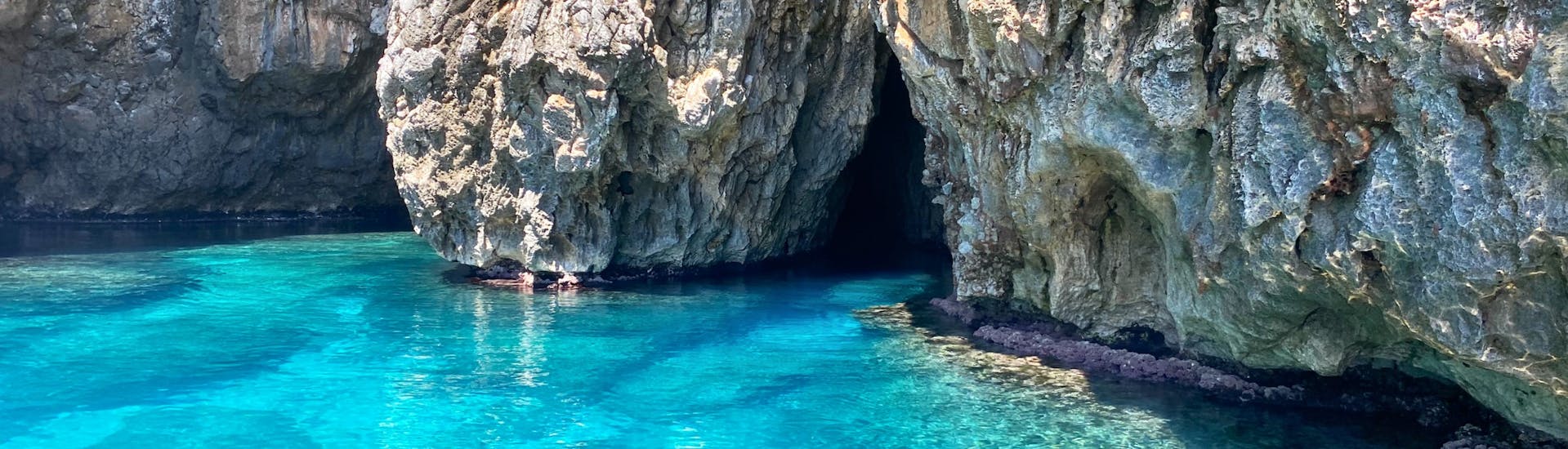 Paseo en barco a las cuevas de Santa Maria di Leuca con snorkel y aperitivo.