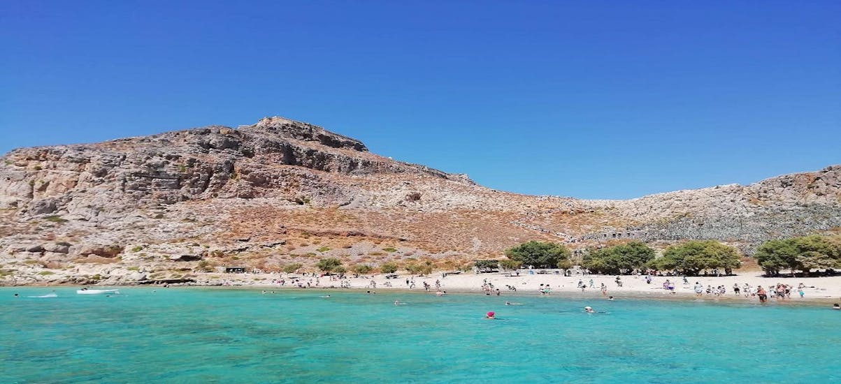 L'eau claire de la plage de Menies, où vous pourrez nager lors de la balade privée en bateau de Kissamos vers la plage de Menies avec Chania Balos Cruises.