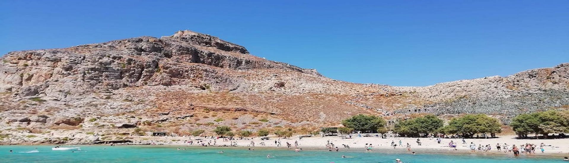 L'acqua limpida della spiaggia di Menies, dove potrete nuotare durante la gita privata in barca alla spiaggia di Menies da Kissamos con Chania Balos Cruises.