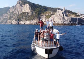 Groep mensen lachend op een boot van Nord Est La Spezia in de zee tijdens de privéboottocht naar Porto Venere en de eilanden met snorkelen.